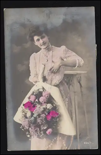 Bahnpost TRIEST-WIEN 172 - 7.7.1909 mit Spendenmarke auf Mode-AK Frau mit Blumen