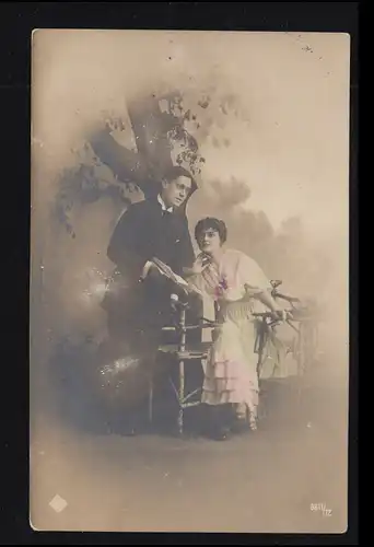 Hongrie Amour-AK couple d'amour dans le jardin - Il lui lit le 17 mai 1913,