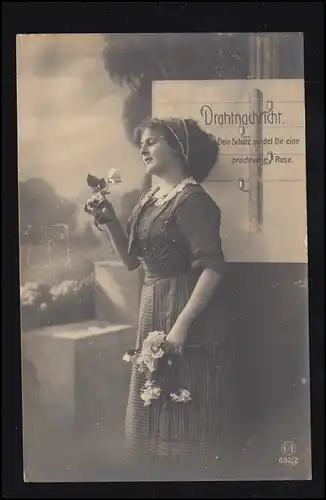 Mode-AK Stehende Frau mit Rosen - Drahtnachicht, WARNSDORF 25.5.1911