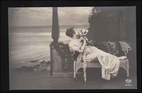 Mode AK femme couchée sur banc sur terrasse bord de mer, BERLIN 54 m 15.7.1917