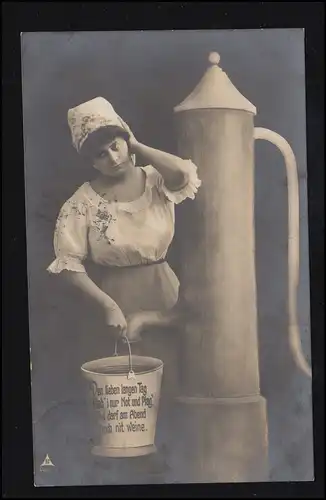 Mode-AK Nachdenkliche Frau mit Eimer an Wasserpumpe, BADEn-BADEN 19.8.1909