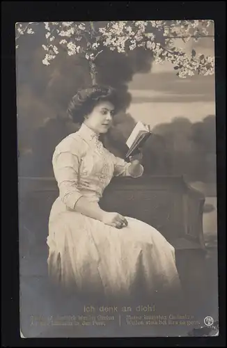 Mode-AK Sitzende Frau mit Buch - Ich denk an Dich! ATZENDORF 18.6.1912