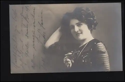 Mode-AK Lächelnde Frau mit Blumen, GLÜCKSTADT 1910  