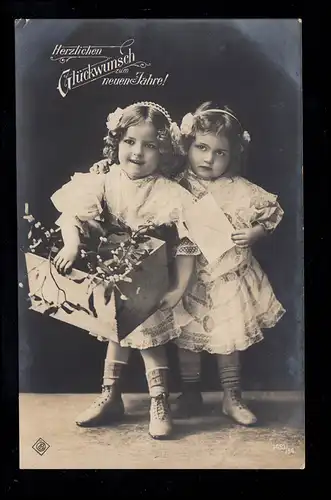 Foto-AK Neujahr: Zwei Mädchen mit Kiste voller Beerenzweige, BURSCHEID 31.12.07