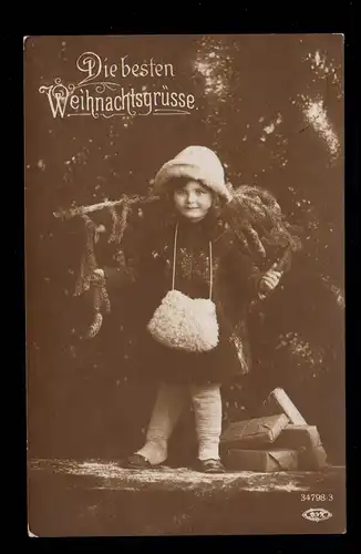 Foto-AK Weihnachten: Mädchen mit Muff, Geschenke, Tannenzweig, 23.12.1914