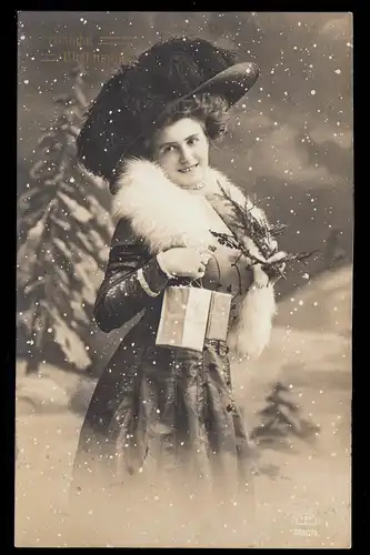 Foto-AK Weihnachten: Lächelnde Frau im Pelzmantel mit Geschenken BERLIN 23.12.12