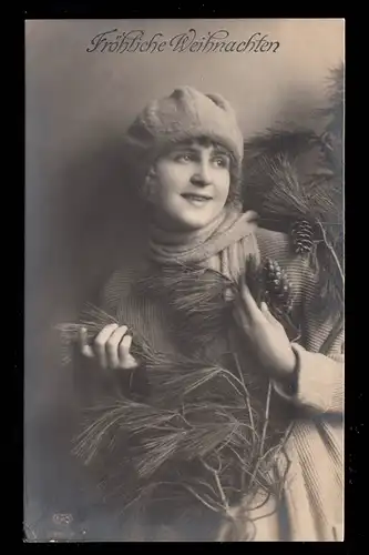 Photo AK Noël: femme souriante avec chapeau et branches de sapin GÖRLITZ 24.12.31