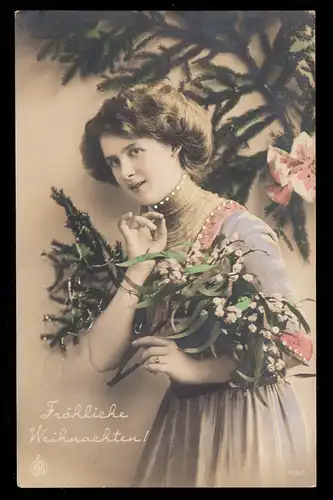 Photo AK Noël: femme souriante avec bouquet de baies de perles, inutilisé