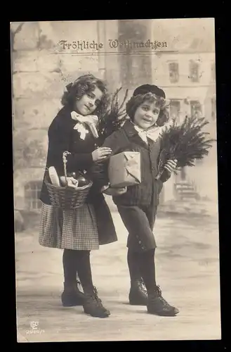 Foto-AK Weihnachten: Zwei lächelnde Mädchen mit Geschenken, OLDENBURG 24.12.1911