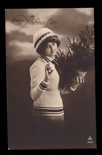 Foto-AK Weihnachten: Lächelnde Frau Tannenbaum Schneeball, M.GLADBACH 24.12.1915