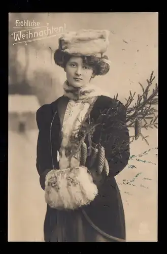 Foto-AK Weihnachten: Winterlandschaft Frau in Pelz mit Muff, HAMBURG 24.12.1911