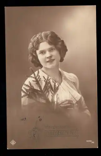 AK Weihnachten: Lächelnde Frau mit kleinem Weihnachtsbaum, WIEN 24.12.1915