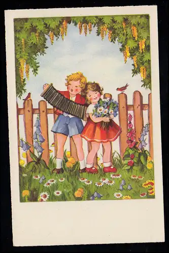 AK pour enfants Le duo pour enfant avec harmonika chante et joue dans le jardin, inutilisé