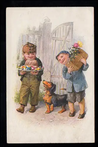 Enfants-AK Deux garçons souriants avec des cadeaux lourds, VIENNE 1919