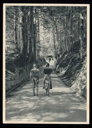 Photo AK enfants sur la route de l'école à travers la ruelle creuse à la nuit de baiser, inutilisé