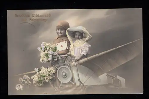 Kinder-AK Geburtstag: Mädchen und Junge im Flugzeug bringen Glückwünsche, 1913