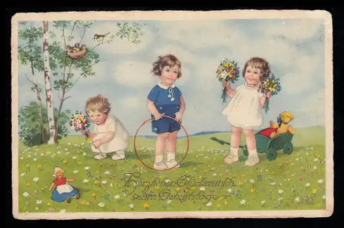 Enfants AK filles jouent sur le terrain de fleurs avec des pneus et des poupées, inutilisé