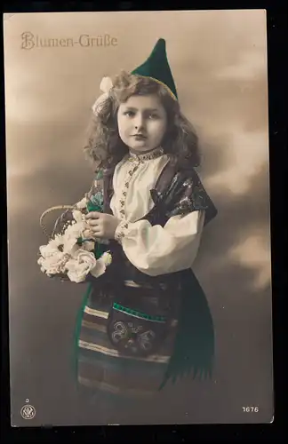 Salutations de fleurs pour enfants AK: Fille à costumes avec bonnet Fleurs HAAG am HAUSRUCK 1911