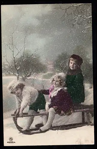 Kinder-AK Drei Mädchen auf einem Schlitten, aus Ostrowo per Bahnpost 29.10.1910