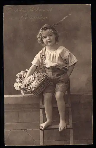 Garçon en attente d'enfants sur l'échelle avec panier à fleurs, WAIDMANNSLUST 22.3.1913
