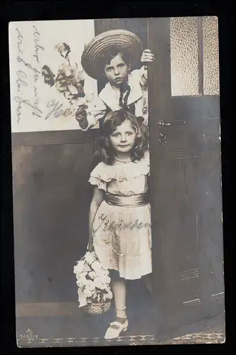 Enfants-AK Fille et garçon avec des fleurs dans la porte, HERBEDE (RUHR) 11.3.