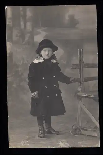 Photo AK pour enfants: Fille avec bonnet gants de manteau de paysage, inutilisé