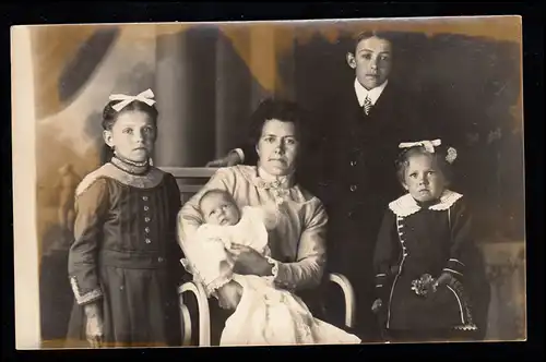 Enfants AK Dt. Famille d'après-guerre: Mère avec quatre enfants, AA de photos non utilisées