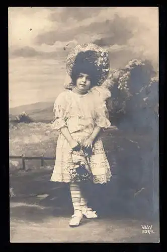 Enfants AK fille en robe blanche avec des fleurs, photo Ak LAVEY VILLAGE 22.12.1906