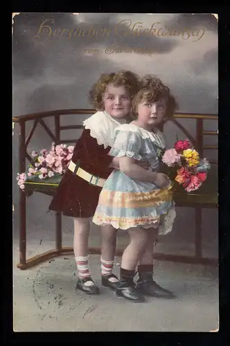 Anniversaire d'enfants-AK: Deux filles embrasser avec des fleurs, BERLIN 1912