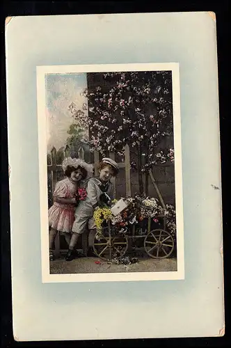 Kinder-AK: Mädchen und Junge als Briefbote vor Landschaft, BASSERSDORF 18.4.1910