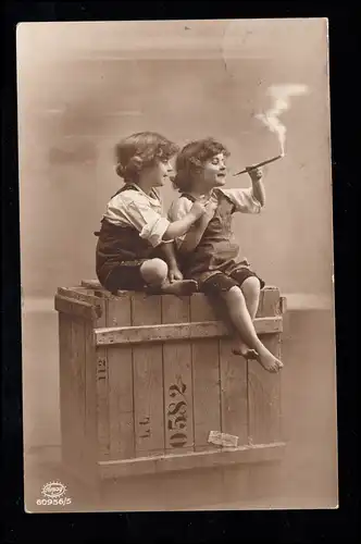 AK pour enfants: Deux garçons en fumant sur une caisse, édition Amag, WIESDADE 1915