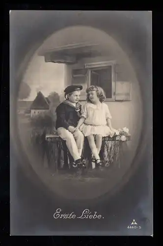 Kinder-AK: Erste Liebe - Mädchen und Junge auf der Bank vor Haus, ungebraucht