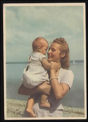 Kinder-AK Mutterglück - Lächelnde Frau mit Kind auf dem Arm am Kai, BERLIN 1943