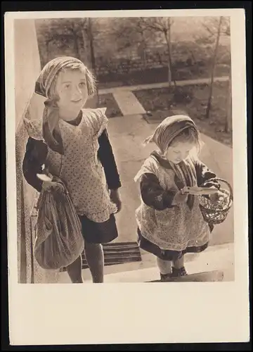 Enfants-AK Deux filles en costumes paysannes chantant, sans usage