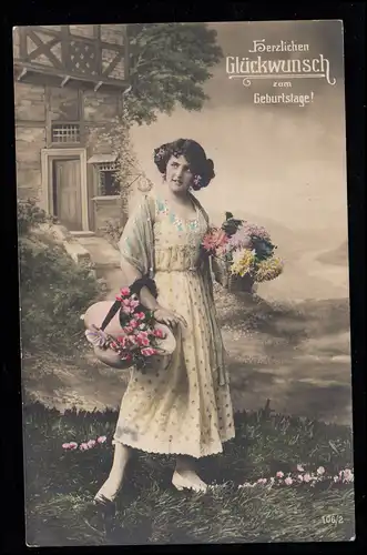 AK Félicitations anniversaire: Femme avec des fleurs avant ferme, FRÖNDENBERG 30.5.16