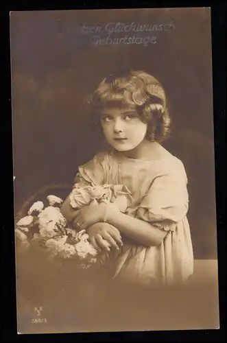 AK Félicitations anniversaire: Fille assise avec panier à fleurs, UNNA 15.7.1915