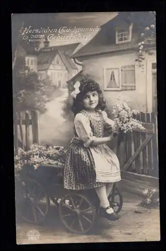 AK Félicitations anniversaire: fille de villageidylle avec des fleurs de char en bois, EFFORT 1919