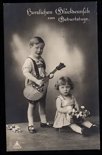 AK Félicitations anniversaire: garçon avec Madoline fille avec des fleurs, SOLINGEN 1932