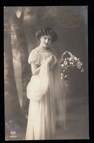 AK Félicitations anniversaire: Femme souriante avec des fleurs, LEIPZIG 2t - 28.1.1913