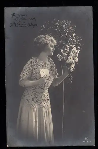 AK Félicitations pour l'anniversaire: Femme avec enveloppe et fleurs, BIELEFELD 19.11.1912