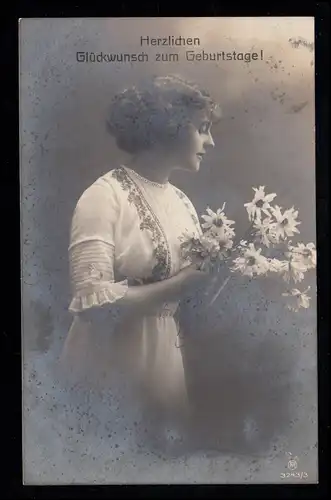 AK Félicitations anniversaire: femme souriante avec des marguerites, Maison-Bourgeur 18.7.1916
