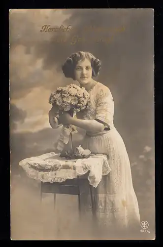 AK Félicitations anniversaire: Femme avec vase de fleurs, table, NIEDERODERWIT 1912