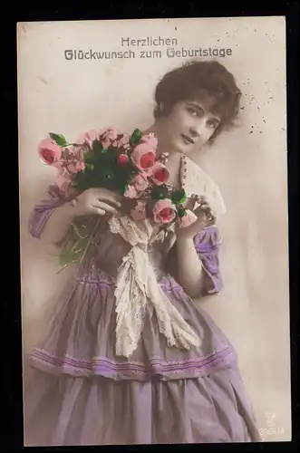 AK Glückwünsche Geburtstag: Neugierige Frau mit Rosen, BÜNDE (WESTF.) 8.4.1918