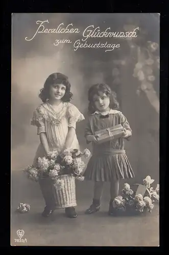 AK Glückwünsche Geburtstag: Mädchen bringen Blumen und Geschenke, HILGEN 27.4.25