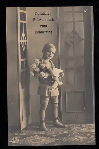 AK Félicitations anniversaire: garçon avec des fleurs dans la porte, OLDENBURG 7.3.1921