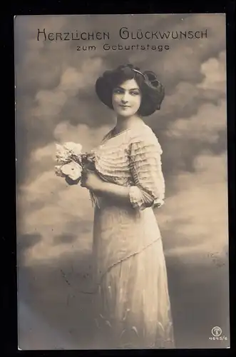 AK Félicitations anniversaire: Femme souriante avec bouquet de roses, M.GLADBACH 29.2.1912