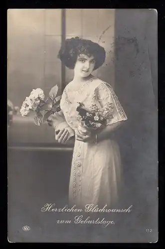 AK Félicitations anniversaire: Femme souriante avec des fleurs, LAMSDORF FEUILLE 1913