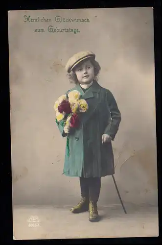 AK Félicitations anniversaire: Garçon avec casquette Veste Fleurs Stock, Poste de terrain 12.1.17