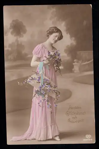 AK Félicitations anniversaire: femme souriante en robe rose, HILGEN 27.4.1913