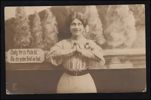 Amour-AK femme dans le bonheur - Heureux elle est au courage quand elle lit la première lettre